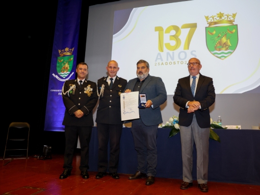 PSP atribuiu Medalha de Mérito e Valor Policial de grau ouro à Câmara Municipal de Lagos