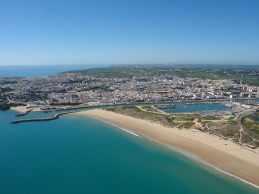 Taxas relacionadas com as praias e as áreas portuário-marítimas não afetas à atividade portuária passam a ser cobradas pelo município