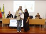 Filipa Brás Afonso (aluna AEGE) recebeu o prémio entregue por Dora Guerreiro (vice-presidente da C.M. Vila do Bispo)